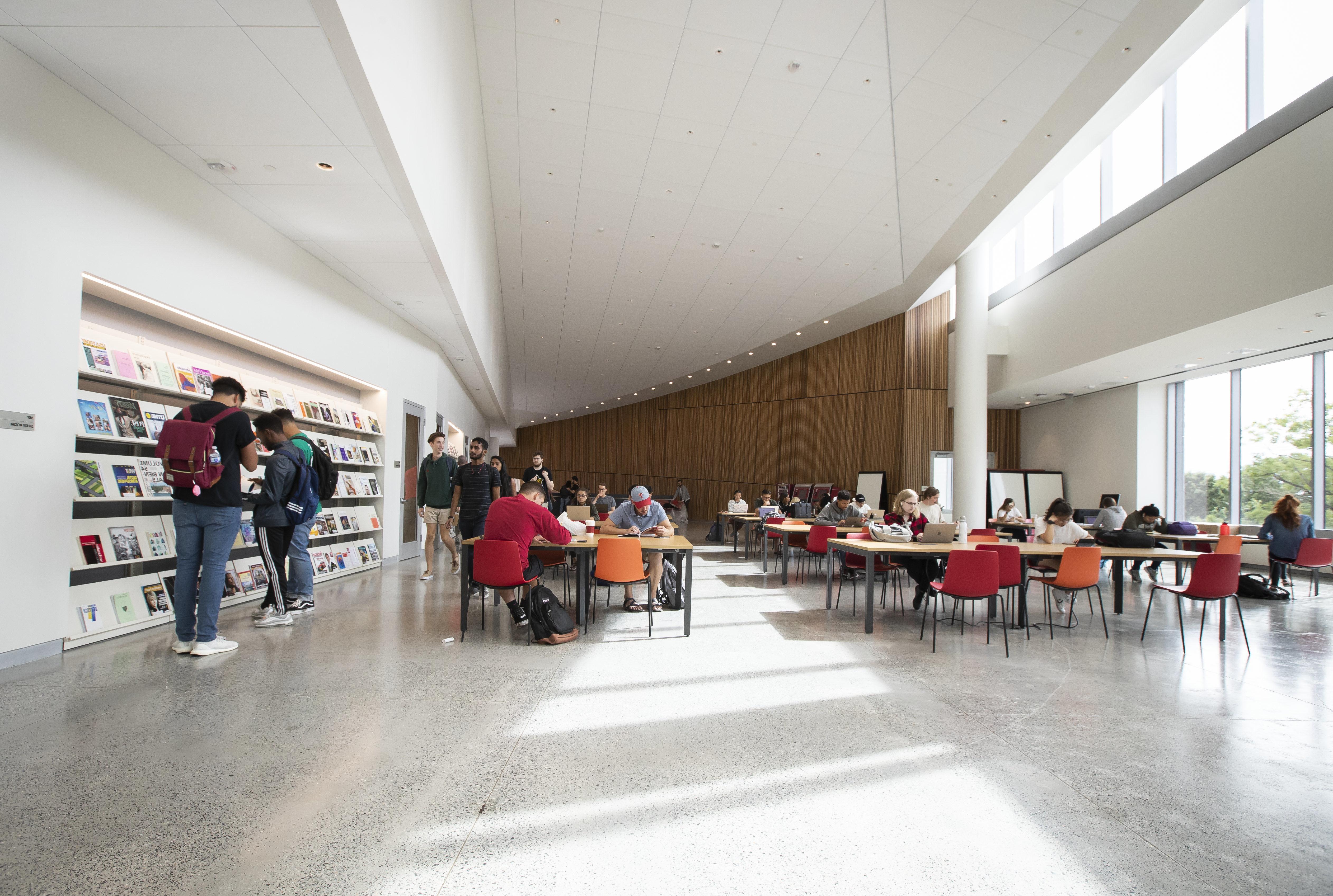 students studying and browsing periodicals in 查尔斯·库